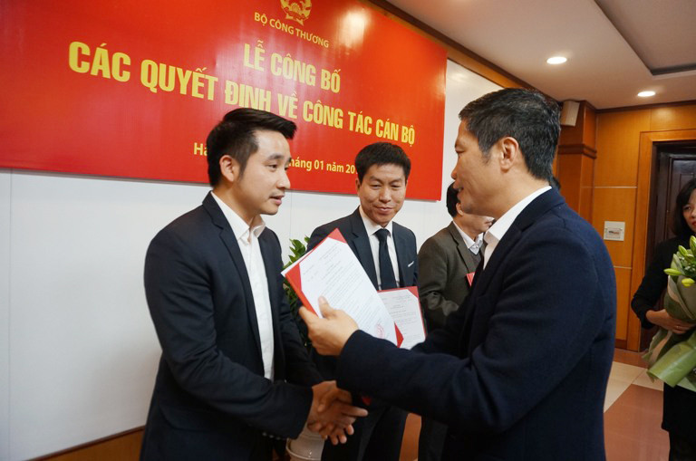 Ông Vũ Hùng Sơn (bìa trái) nhận quyết định của Bộ trưởng Công Thương bổ nhiệm làm Phó cục trưởng cục quản lý thị trường và quyết định biệt phái sang ban 389. Nguồn ảnh: Vietnamnet