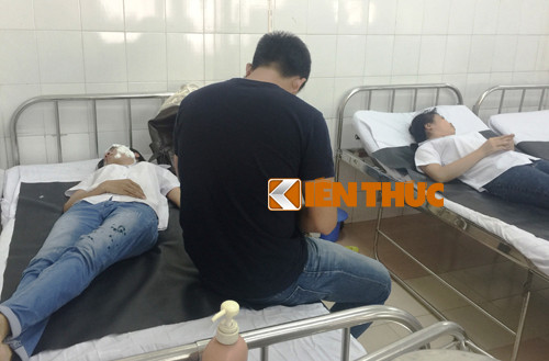 Mau thuan tinh ai, hai nu SV bi tat axit tren duong di hoc