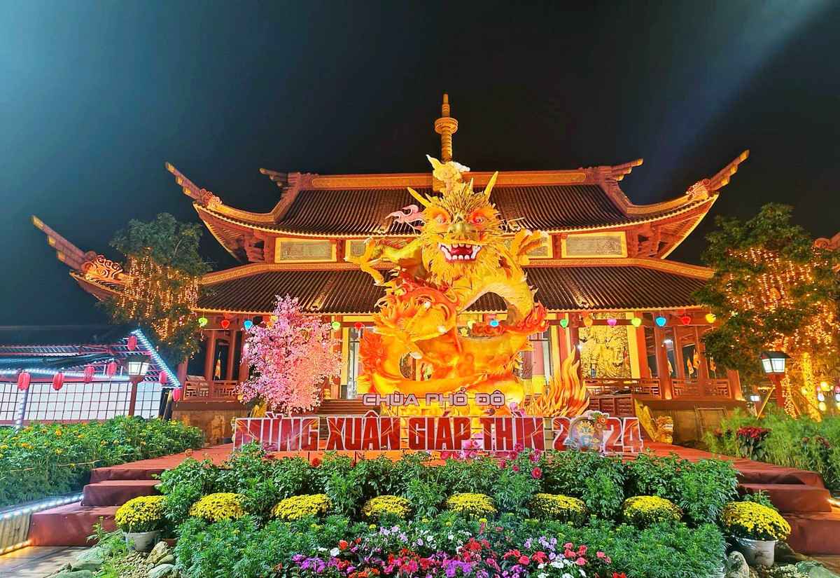 Rồng tại chùa Phổ Độ được làm bằng xốp, cao khoảng 8m, dài 27m, thi công trong một tháng. Rồng có phong thái uy nghiêm, mạnh mẽ và khí thế.