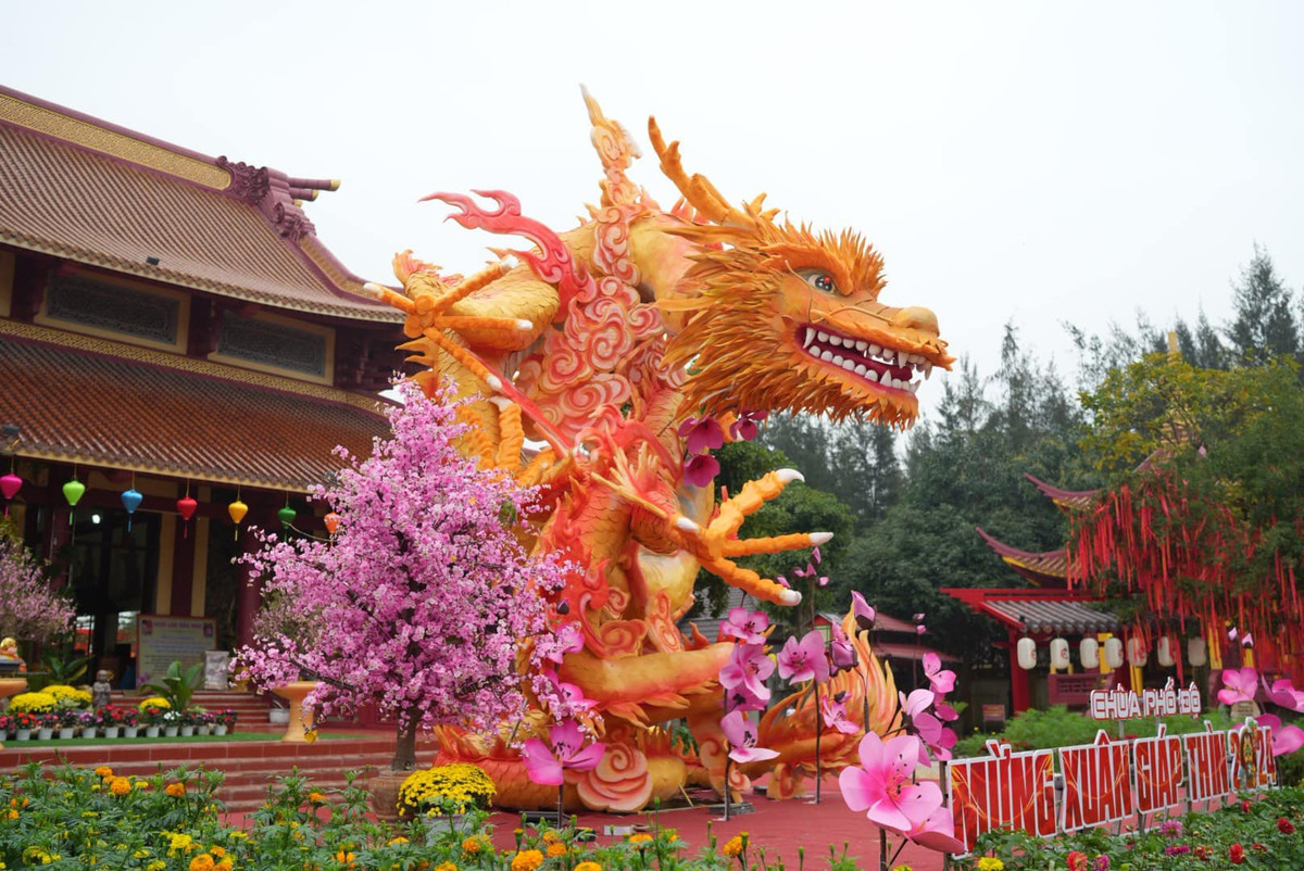 Linh vật rồng được nhóm thợ 3 người từ Thừa Thiên - Huế thực hiện, lắp đặt trong 1 tháng với chi phí khoảng 60 triệu đồng. Vừa ra mắt, linh vật “rồng chầu” đã nhận được nhiều lời khen, bởi tạo hình đẹp, phong thái uy nghiêm, mạnh mẽ và khí thế. 