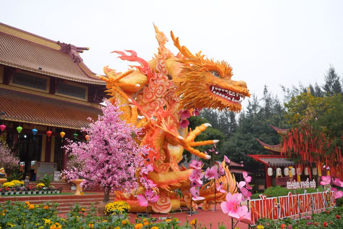 Linh vật rồng được nhóm thợ 3 người từ Thừa Thiên - Huế thực hiện, lắp đặt trong 1 tháng với chi phí khoảng 60 triệu đồng. Vừa ra mắt, linh vật “rồng chầu” đã nhận được nhiều lời khen, bởi tạo hình đẹp, phong thái uy nghiêm, mạnh mẽ và khí thế. 