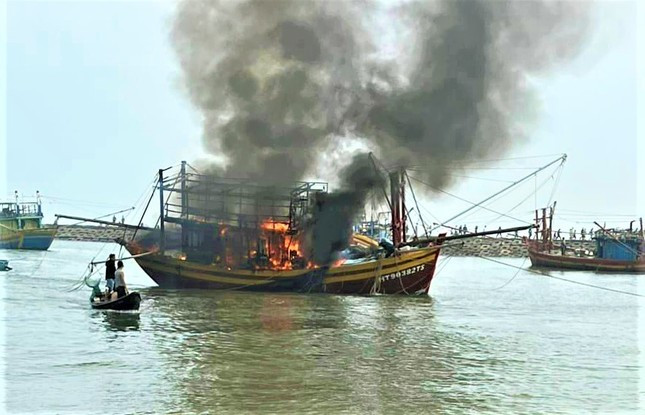Đang neo đậu trên biển, tàu cá bất ngờ bốc cháy dữ dội Dang neo dau tren bien, tau ca bat ngo boc chay du doi