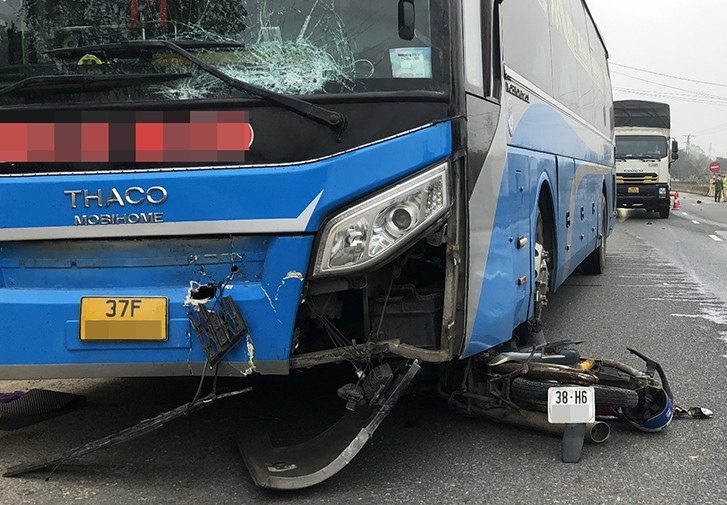 Va chạm với xe khách, 2 người tử vong thương tâm ở Hà Tĩnh Va cham voi xe khach, 2 nguoi tu vong thuong tam o Ha Tinh