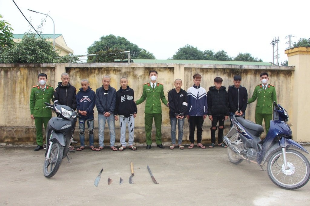 Tóm gọn ổ nhóm chuyên dùng hung khí đi cướp tài sản Tom gon o nhom chuyen dung hung khi di cuop tai san