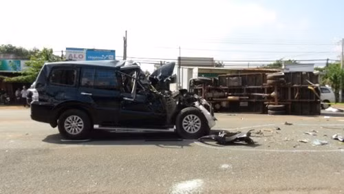 Chiếc xe 7 chỗ bị hư hại phần đầu, còn xe tải lật ngang trên đường
