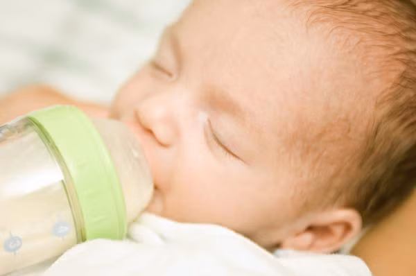 Cho con uống sữa khi ngủ là một sai lầm tai hại trong quá trình chăm sóc răng miệng cho con bởi hành động này có thể khiến bé bị sâu răng.