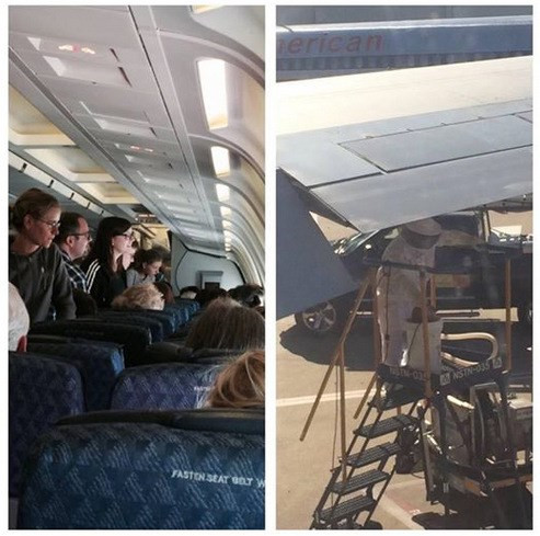 Các hành khách thích thú đứng xem từ trong khoang hành khách