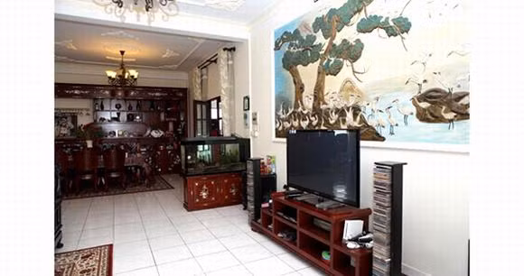 Đồ nội thất gỗ đắt tiền khiến ngôi nhà trở nên sang trọng hơn bao giờ hết. Do Mỹ Lệ thích gốm, tượng còn ông xã của chị lại thích các vật dụng làm từ gỗ, chính vì vậy giá sách, bàn ăn, tủ nhỏ đều được làm bằng gỗ với họa tiết chạm khảm tinh xảo.