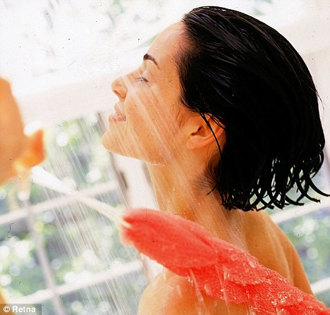 Vậy là thay vì tắm bằng xà phòng, bạn nên chỉ tắm bằng nước, tăng cường tiếp xúc với môi trường để hệ sinh thái vi sinh được hoàn thiện.