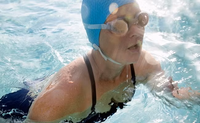 Tuổi mãn kinh, bạn nên tập bơi thay vì đạp xe, đi bộ thay vì chạy, bởi những bài tập này sẽ giúp bạn thoát khỏi tình trạng loãng xương.