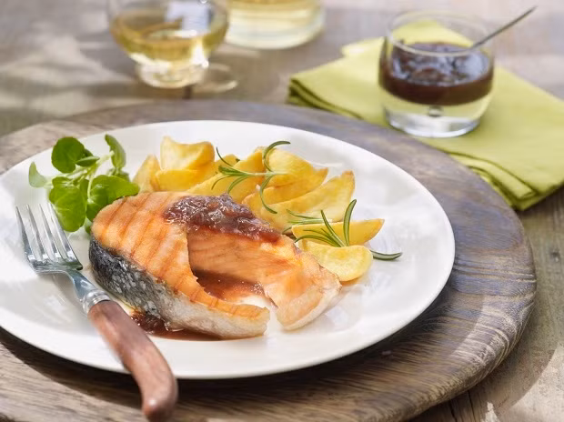 Nhiều người khi tập thể dục vẫn giữ nguyên mức ăn như giai đoạn trước. Tuy nhiên, điều này không được khuyến khích. Do sự thay đổi trong quá trình trao đổi chất, bạn không cần tốn nhiều calo cho việc này. Vì vậy, hãy để ý giảm khẩu phần ăn của mình xuống ít hơn khoảng 200 calo/ngày.