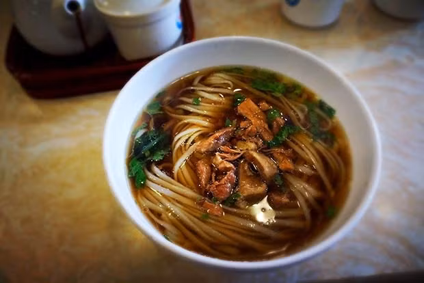 Sau khi tỉnh rượu, hãy ăn một bát mì nấu với nước dùng. Nước dùng không chỉ bù nước cho cơ thể mà natri trong nước dùng còn giúp giữ lại lượng nước còn lại trong cơ thể bạn.