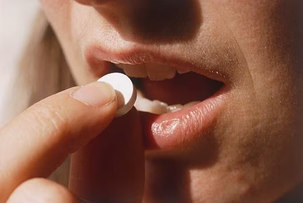 Để tránh đau đầu, khó chịu, uống 2 viên aspirin với một cốc nước đầy khi về nhà và lặp lại việc này vào sáng hôm sau. Aspirin sẽ làm giảm độ trầm trọng của cơn đau đầu sau khi say.