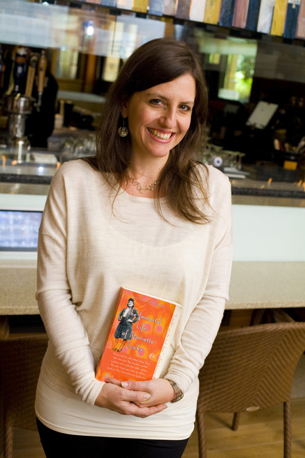 Nhà văn Rebecca Skloot và cuốn sách của cô về cuộc đời Henrietta Lacks.