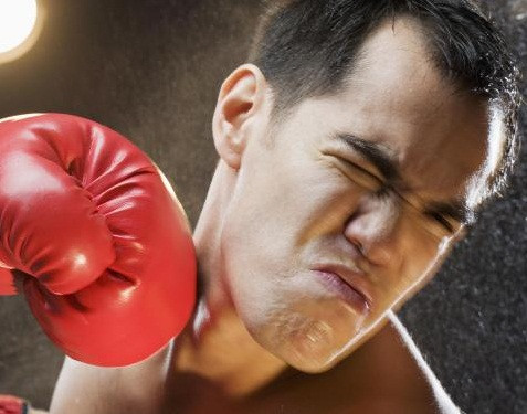 Tổn thương não cũng khiến người bệnh mất trí nhớ tạm thời, mất nhận thức, thay đổi hành vi và nhân cách, nói năng khó khăn.