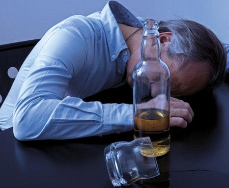 Hội chứng Wernicke-Korsakoff là một bệnh cấp tính đặc trưng bởi sự nhầm lẫn, thay đổi thị lực và chức năng mắt, giảm sự tỉnh táo, run chân và nhiều hơn nữa. Bệnh thường có liên quan tới việc lạm dụng rượu.