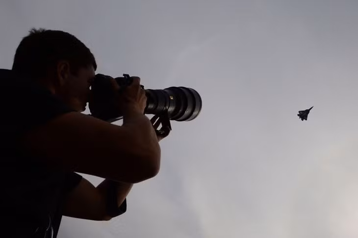  Máy bay T-50 xuất hiện trong chuyến bay trình diễn ở triển lãm MAKS-2013. Theo lời chuyên gia Baranets, T-50 kế thừa tất cả những gì tốt nhất của các máy bay trước nó.