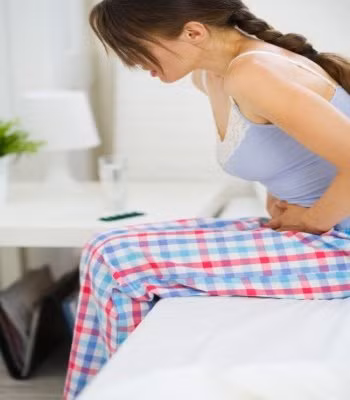 Buồn nôn và nôn cũng là hiện tượng thường gặp ở người bị sỏi thận. Bạn có thể nôn do những cơn đau quá sức vì sỏi thận hoặc nôn vì đây là cách duy nhất tống chất độc ra khỏi cơ thể khi thận đã không còn tác dụng bài tiết chất cặn bã ra khỏi cơ thể.