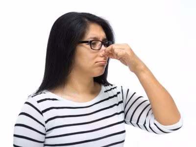 Nước tiểu của bệnh nhân bị sỏi thận thường đục và có mùi hôi, hăng do có chứa nhiều chất độc và hóa chất.