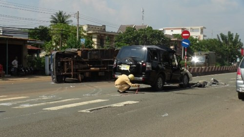 Công an khám nghiệm hiện trường tai nạn