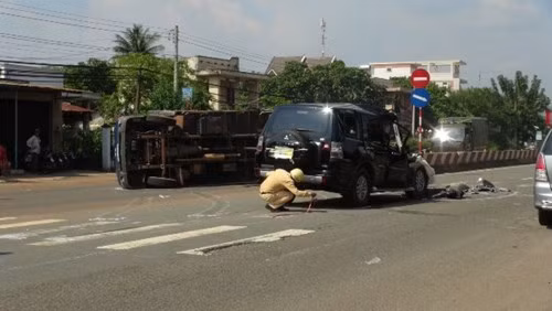 Công an khám nghiệm hiện trường tai nạn