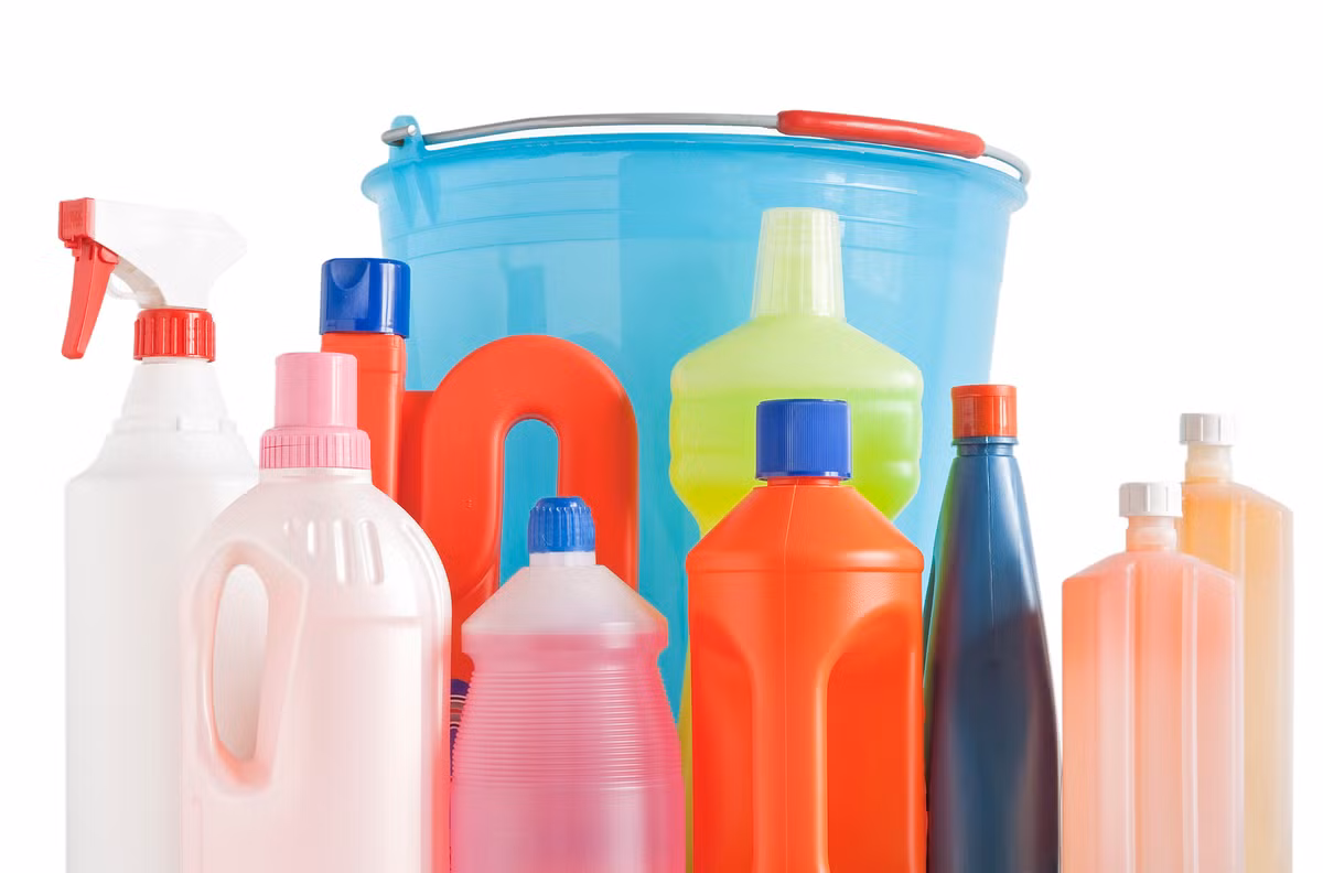 Những hóa mỹ phẩm tẩy rửa có thể chứa chất glycol ethers, khiến tinh hoàn bị tổn thương. Thay vì dùng hóa chất, hãy tìm đến những chất tẩy rửa tự nhiên hơn, an toàn hơn như baking soda hay giấm táo.