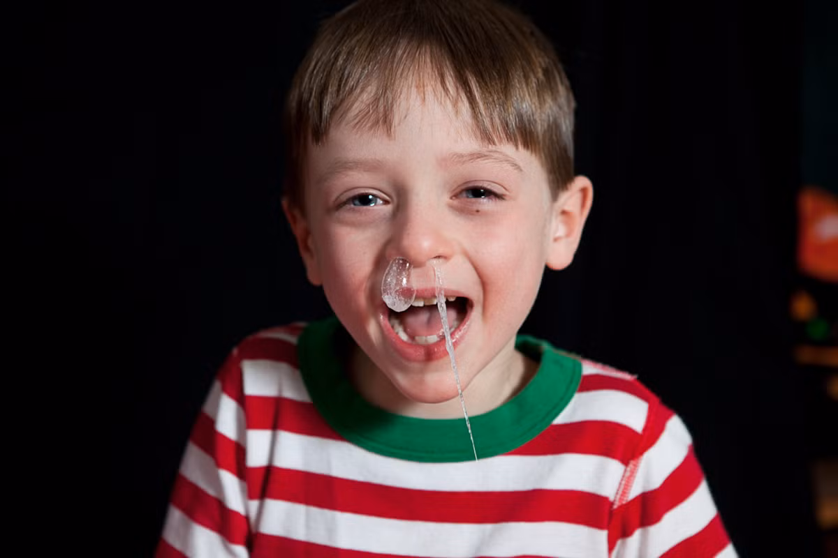 Loại "nước" thứ hai là nước mũi. Mỗi ngày cơ thể người sản xuất 1 lít nước loại này. Nguyên nhân khiến nước mũi dính là vì nó chứa muối, protein và kháng thể.