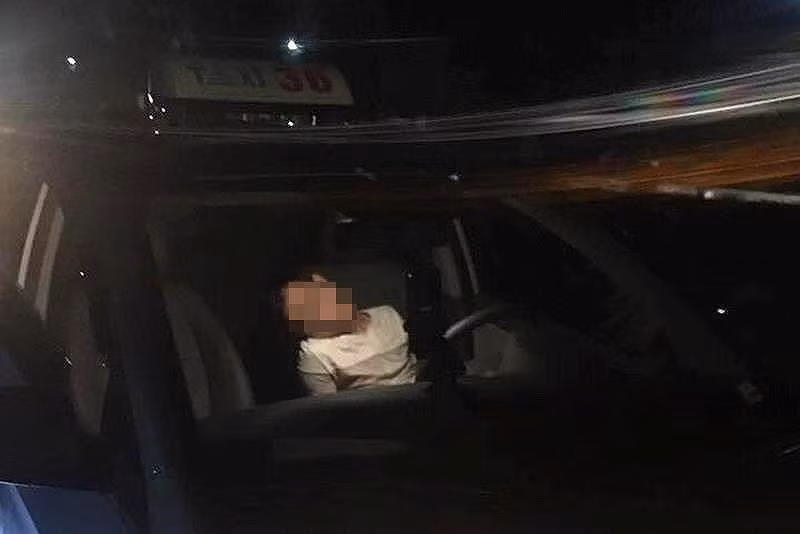 Hanh dong cua tai xe dot tu tren vo lang khien du luan cam dong