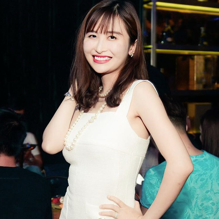 Bởi tháng 8 vừa qua, khi khoe ảnh ngày ấy - bây giờ, Mina Phạm gây chú ý khi ngoại hình quá đổi khác.