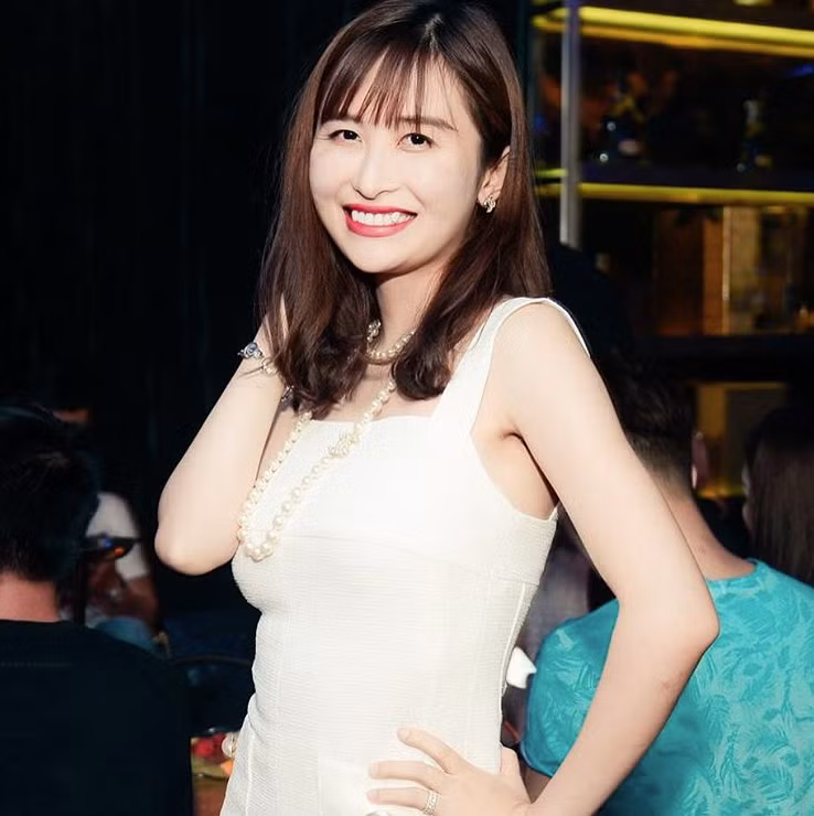 Bởi tháng 8 vừa qua, khi khoe ảnh ngày ấy - bây giờ, Mina Phạm gây chú ý khi ngoại hình quá đổi khác.