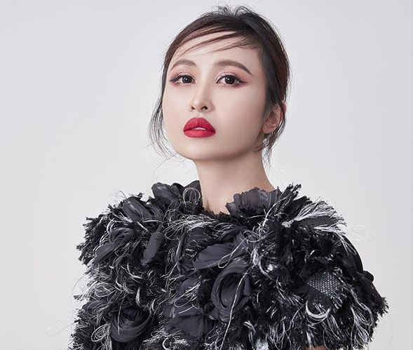 Nhiều người đồn đoán có lẽ cô vừa trải qua ca dao kéo mới. Nhưng cũng có ý kiến cho rằng có lẽ ra góc quay mà thôi. Thế mới thấy Mina Phạm có phúc thế nào khi được ông xã yêu chiều, tặng cho vô số hàng hiệu đắt tiền.