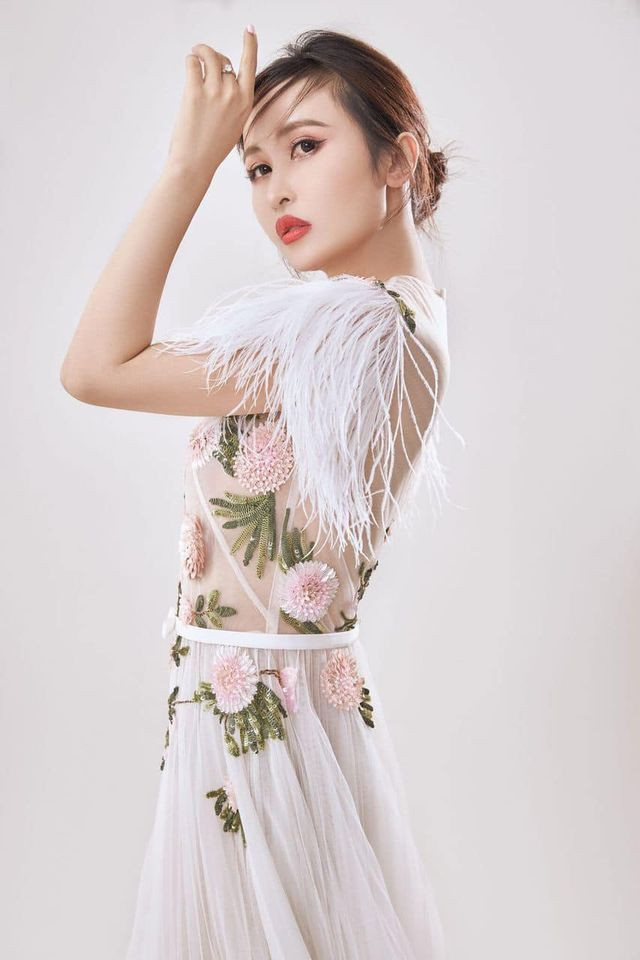 Không còn gương mặt bầu bĩnh như thời son rỗi, thay vào đó gương mặt 8X lại thon thả, các đường nét cũng sắc sảo hơn.