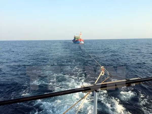 Mot tau ca cung 7 ngu dan phat tin hieu cap cuu tren bien Truong Sa