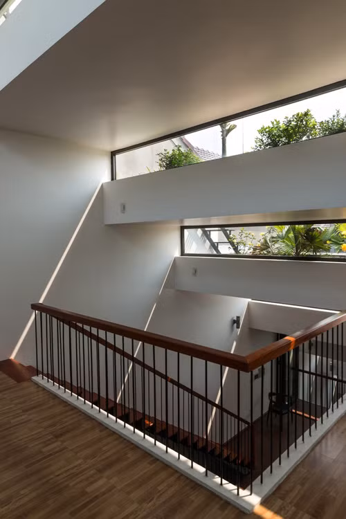 Các không gian ở được bố trí xen kẽ nương theo độ dốc mái để khai thác tối đa các góc nhìn, đón ánh sáng và bóng đổ qua độ chênh cao giữa những khay bê tông đựng hoa màu phía trên.