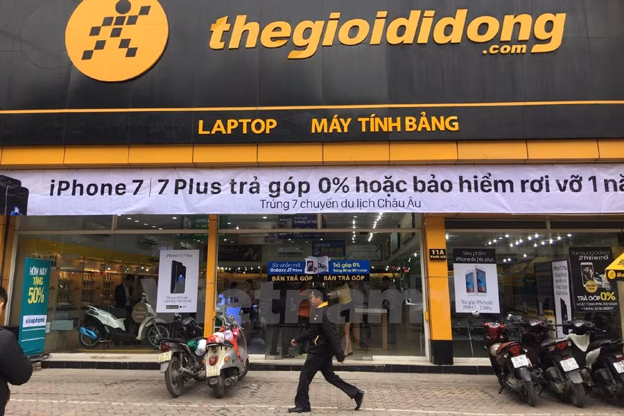 Tuy không còn cảnh xếp hàng, song rất nhiều tín đồ Apple đã lên mạng đặt mua iPhone 7/7 Plus chính hãng. (Ảnh: T.H/Vietnam+)