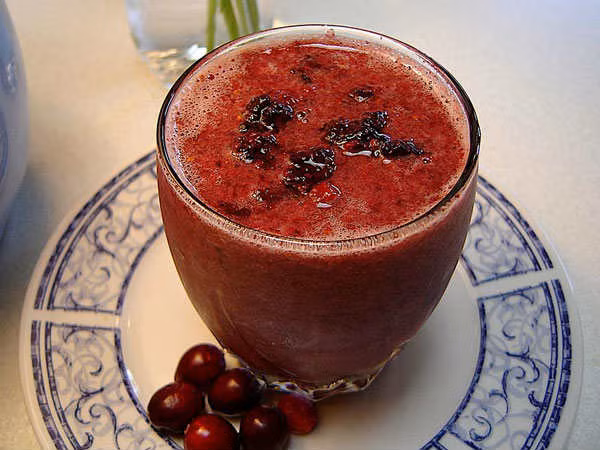 Uống nước ép nam việt quất. Một số nghiên cứu đã chỉ ra rằng, uống khoảng 2 ly nước ép nam việt quất mỗi ngày giúp ngăn ngừa vi khuẩn tích tụ trong bàng quang, do đó ngăn ngừa nhiễm trùng đường tiết niệu.