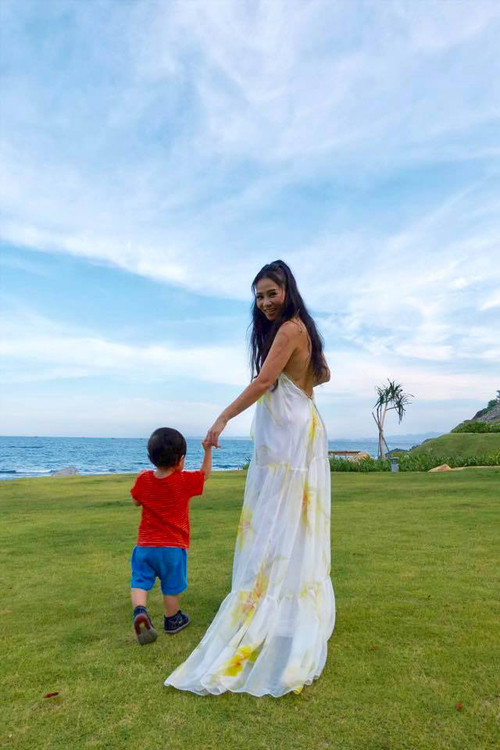 Cô từng chia sẻ rằng cô không muốn khoe con vì muốn bé có một cuộc sống bình thường nhất là khi cậu bé còn quá nhỏ, đây là cách bà mẹ ngôi sao muốn bảo vệ con mình. Được biết, Thu Minh là một người mẹ khá nghiêm khắc trong việc dạy dỗ bé Gấu, nhưng luôn dành hết mọi thời gian mà mình có để được ở bên và chơi đùa cùng con trai.