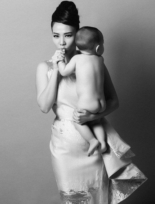 Nữ ca sĩ "Đường Cong" từng chia sẻ cuộc sống của cô thay đổi rất nhiều từ khi có con, thấy bàn thân cần sống có trách nhiệm hơn.