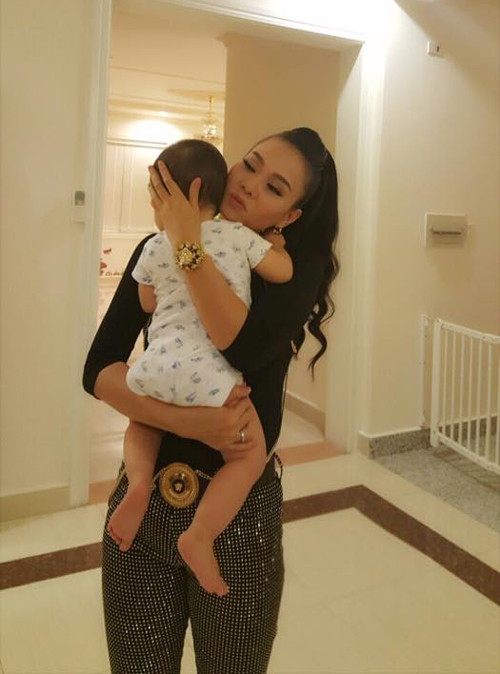 Con trai đầu lòng của nữ ca sĩ Thu Minh và chồng Tây chào đời ngày 29/5/2015 tại một bệnh viện phụ sản quốc tế của TPHCM. Tên ở nhà của bé là Gấu. Để con trai có một cuộc sống bình yên, nữ ca sĩ chọn cách không công khai khuôn mặt của con mà chỉ chia sẻ những bức ảnh của bé từ phía sau lưng.