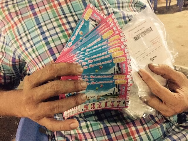 Xổ số điện toán được in sẵn, bán dạo chung với xổ số truyền thống. Ảnh Minh Anh