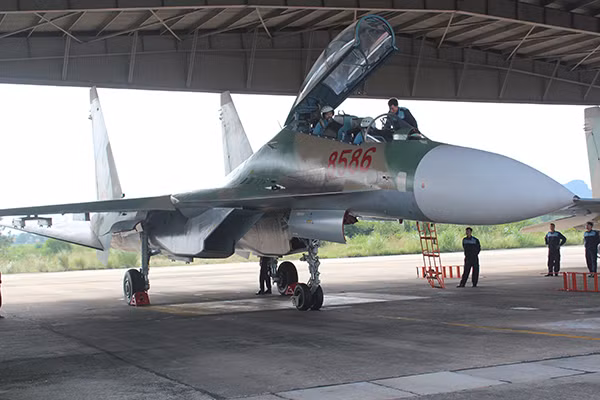 Với sự quan tâm, chỉ đạo chặt chẽ của Đảng ủy, Bộ Tư lệnh Quân chủng PK-KQ, sự giúp đỡ của các chuyên gia nước bạn, sự nỗ lực cố gắng học tập, huấn luyện của cán bộ, phi công, nhân viên kỹ thuật nên trình độ của các thành phần không ngừng được nâng cao. Với sự chuẩn bị tỉ mỉ, chu đáo về mọi mặt, ban bay huấn luyện đã thành công tốt đẹp với 9 lần chuyến, bảo đảm an toàn tuyệt đối.