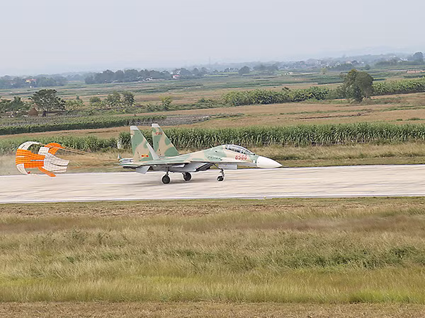  Máy bay Su-30MK2 hạ cánh xuống đường băng.