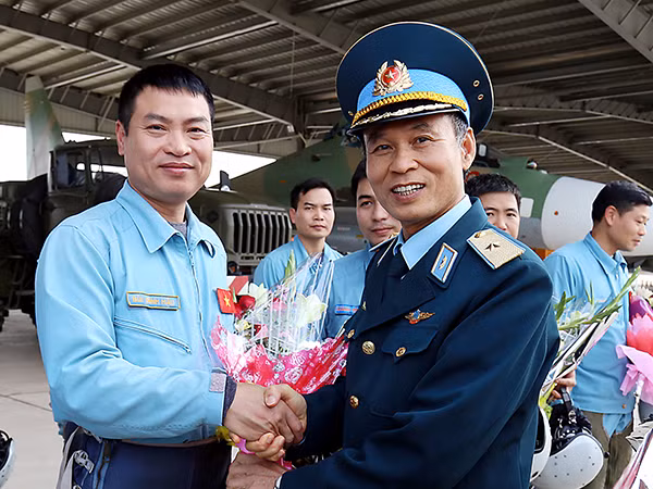 Thiếu tướng Nguyễn Văn Thọ - Phó Tư lệnh, Tham mưu trưởng Quân chủng chúc mừng phi công sau chuyến bay.