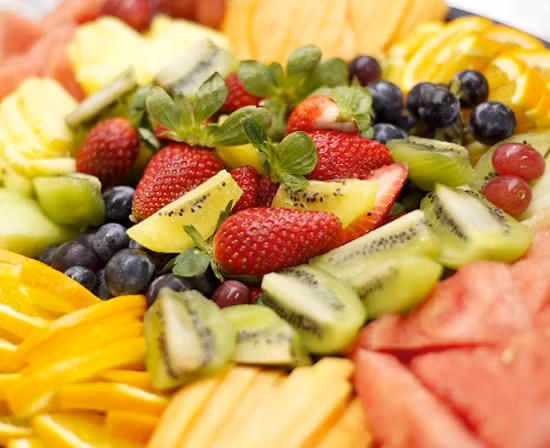 Ăn hải sản với hoa quả. Ăn hải sản với hoa quả có thể làm giảm đạm, calcium. Còn làm axít kết hợp với protein hải sản tạo thành chất lắng đọng khó tiêu, kích thích hệ tiêu hoá, dẫn đến tình trạng đau bụng, buồn nôn hoặc nôn mửa... Cũng không nên dùng vitamin C khi ăn các loại động vật giáp xác vì nó sẽ chuyển hoá thành chất khác có hại cho cơ thể. Muốn ăn hoa quả, nên ăn sau khi ăn hải sản 2 giờ. Ảnh: http://thucphamgreenlife.com/