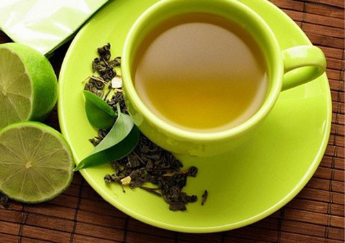 Uống trà sau khi ăn lẩu hải sản. Uống trà sau khi ăn hải sản sẽ dẫn đến khó tiêu, đầy bụng và gây ra sỏi. Tốt nhất nên uống trà sau 2 tiếng từ lúc ăn hải sản. Ảnh: Foody