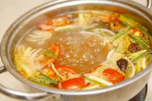 Ăn quá nóng. Việc ăn quá nóng với đồ ăn vừa được gắp ra từ nồi lẩu có nhiệt độ lên tới 120 độ C, nhiệt độ đồ ăn sẽ trên 50-60 độ C rất dễ làm tổn thương khoang miệng, dạ dày và thực quản. Ngoài ra, gia vị cay nóng kèm với nhiệt độ cao của đồ ăn sẽ gây kích thích đường tiêu hóa, gây hại cho sức khỏe của bạn. Vì vậy, đồ ăn gắp từ nồi lẩu ra bạn nên cho vào một cái đĩa/bát để nguội bớt, sau đó mới ăn. Ảnh: Hervietnam.com