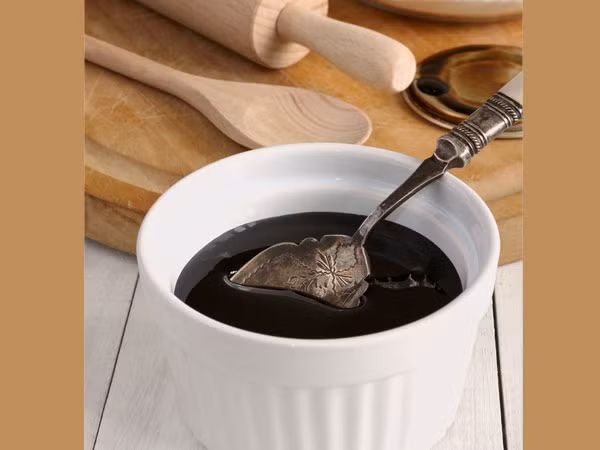 Mật mía. Mật mía là loại si-rô có màu nâu đen và đặc sánh, thường được làm từ nước ép của cây mía đường sau khi đã qua quá trình tinh chế. Mật được sử dụng chủ yếu để tạo hương vị cho các loại bánh qui và bánh mì, nhưng bạn vẫn có thể dùng nó cho các món nướng.