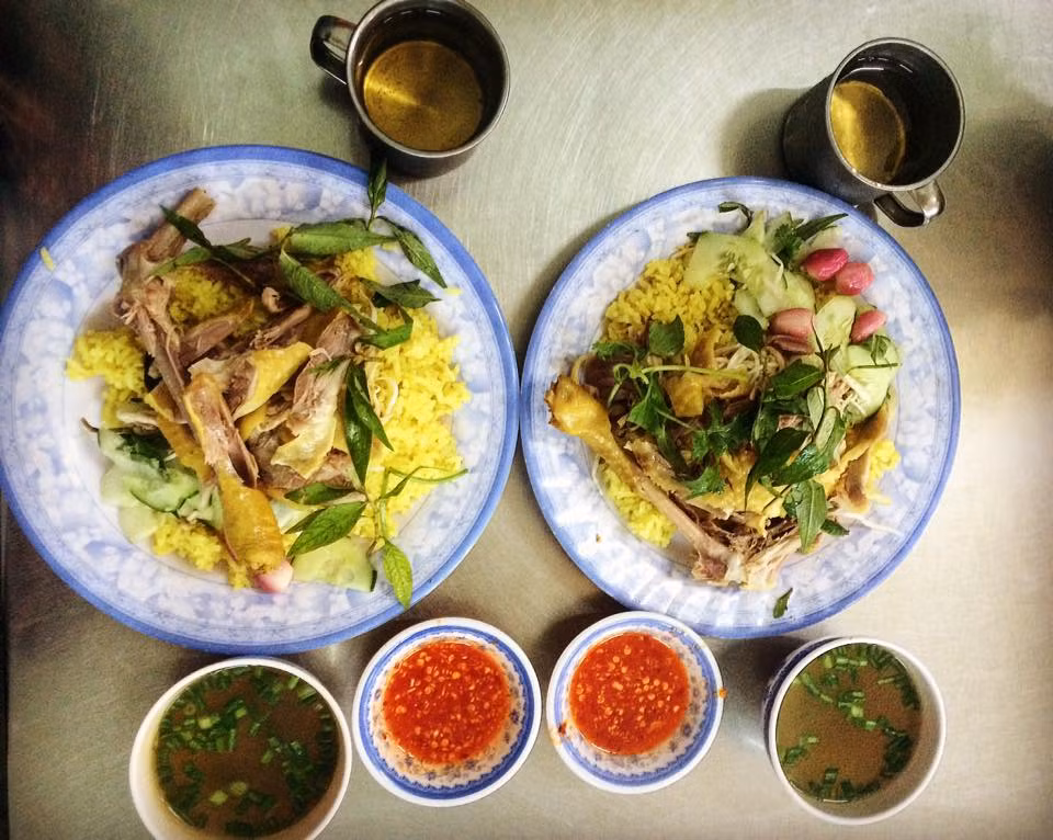 Cơm gà. Cơm gà Phú Yên không nổi danh như cơm gà Tam Kỳ, Hội An nhưng hương vị đặc trưng của món cơm gà xứ Nẫu cũng không kém gì so với các món cơm gà trứ danh của dải đất miền Trung.