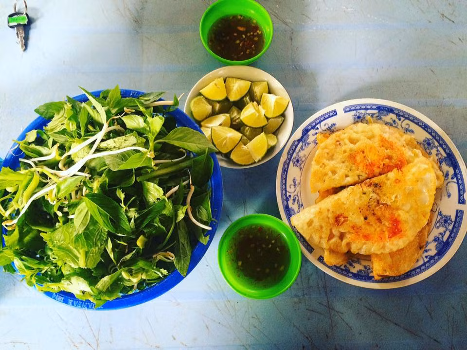 Bánh xèo tôm mực. Bánh xèo tôm mực là một trong những đặc sản Phú Yên. Bạn có thể dễ dàng bắt gặp các quán bánh xèo hải sản trên đường Nguyễn Huệ, Nguyễn Công Trứ…với giá từ 2.500 - 7.000 đồng/cái. Khác với những nơi khác, bánh xèo Phú Yên vỏ hơi mềm, ướt. Bạn có thể chọn nhân tôm, mực, thịt. Vị thơm của rau gia vị, vị béo ngậy của bánh xèo, bánh tráng ướt dai dai bùi bùi chấm với nước mắm dầm ớt cay đặc trưng tạo nên hương vị khó quên của bánh xèo hải sản xứ Nẫu.