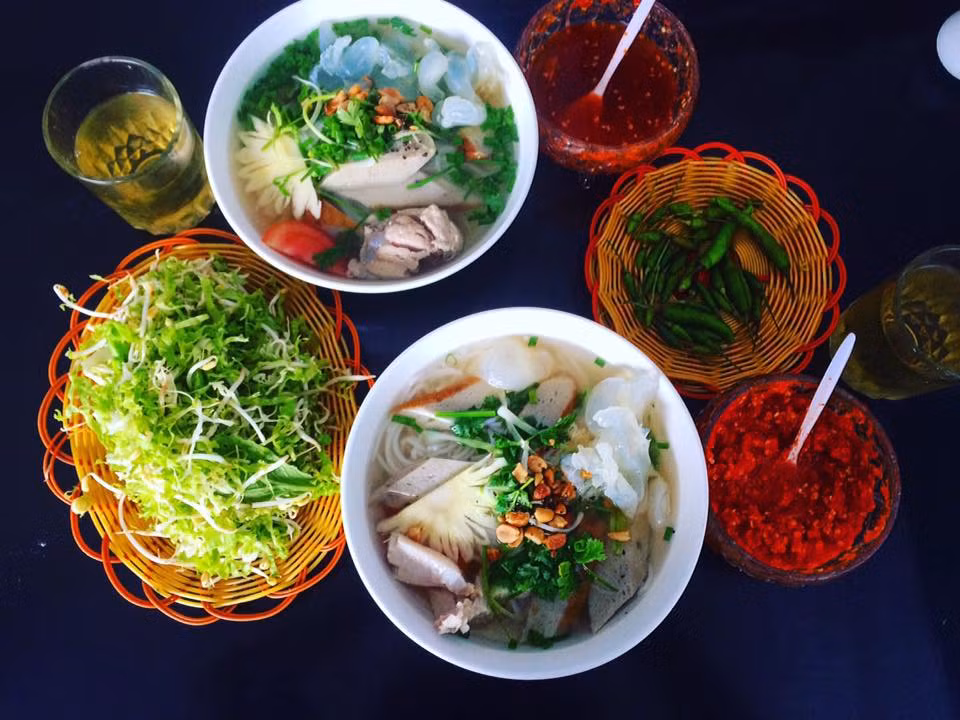 Bún cá Đất Phú. Điểm cộng đầu tiên của món ăn này là quán, bàn ghế, thậm chí nhà bếp cực kỳ sạch sẽ như lau như ly. Cọng bún trắng phau, nước dùng trong vắt nhưng không kém phần ngọt lừ của nước dùng, miếng chả cá béo bùi ăn kèm với rau xanh sống tươi mơn mởn có thể làm hài lòng bất cứ du khách khó tính nào.